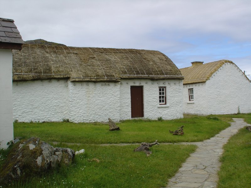 Folk Village - Häuser im Freilichtmuseum Donegals