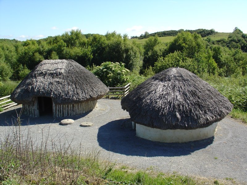 Nachbildung früher Häuser im Celtic Park