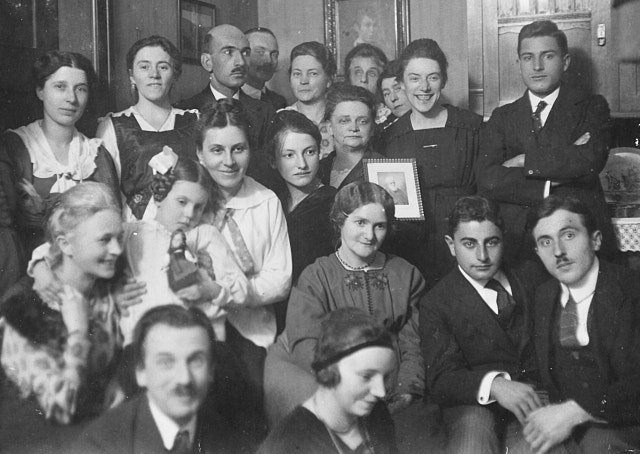 Die Bahá’í-Gemeinde von Degerloch, im Jahre 1919. Franz Pöllinger vorne links. Quelle: Bahai-Verlag Deutschland