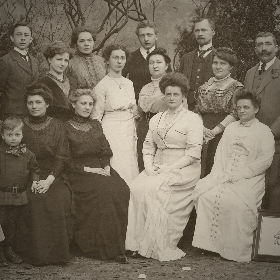 Bahá’í-Lehrerinnen aus der Muttergemeinde Stuttgart. Foto aus dem Jahre 1912. Quelle: Bahá’í-Verlag Deutschland, Ausschnitt aus Gruppenfoto.