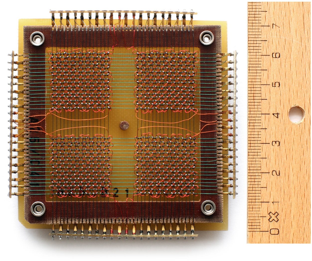 Ein Magnetkernspeicherelement – Bild: Original: Konstantin Lanzet, derivate work: Appaloosa (CC BY-SA 3.0)