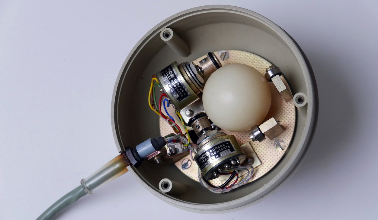 Das Innenleben der deutschen Rollkugelsteuerung – Bild mit freundlicher Genehmigung von Jürgen Müller (http://www.e-basteln.de)