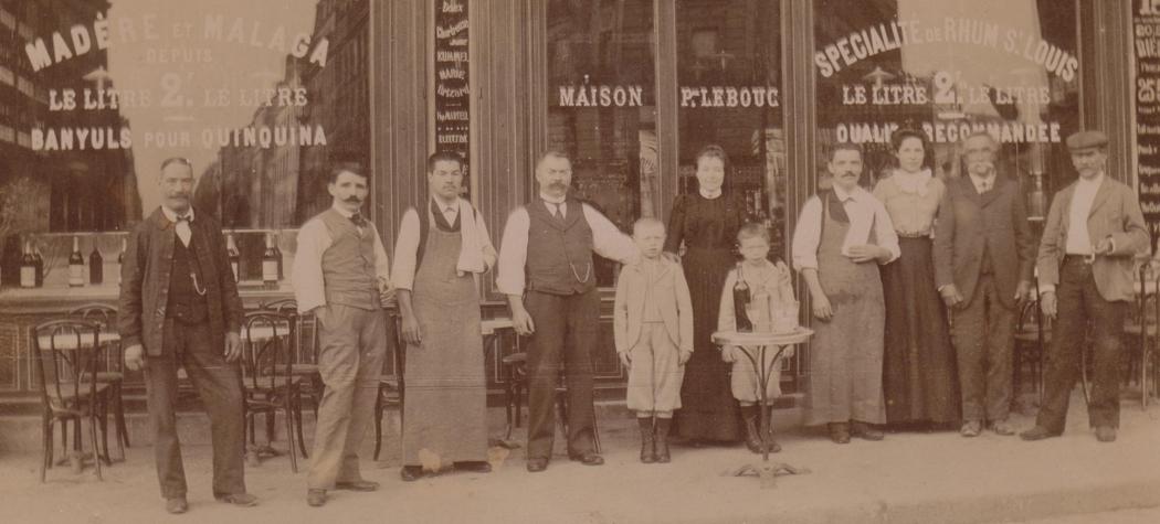 Le café Lebouc, rue de Vaugirard à Paris, vers 1900. Devant la porte, Joseph-Pierre Lebouc et son épouse Constance Beaujardin posent avec leurs enfants Robert et Pierre, mon grand-père.