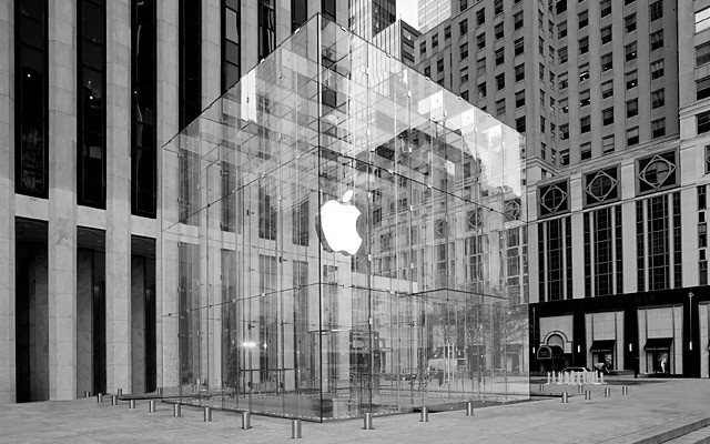 Figure 5.18: Apple's Hall of Mirrors on Fifth Avenue, New York City (© Apple Inc.)