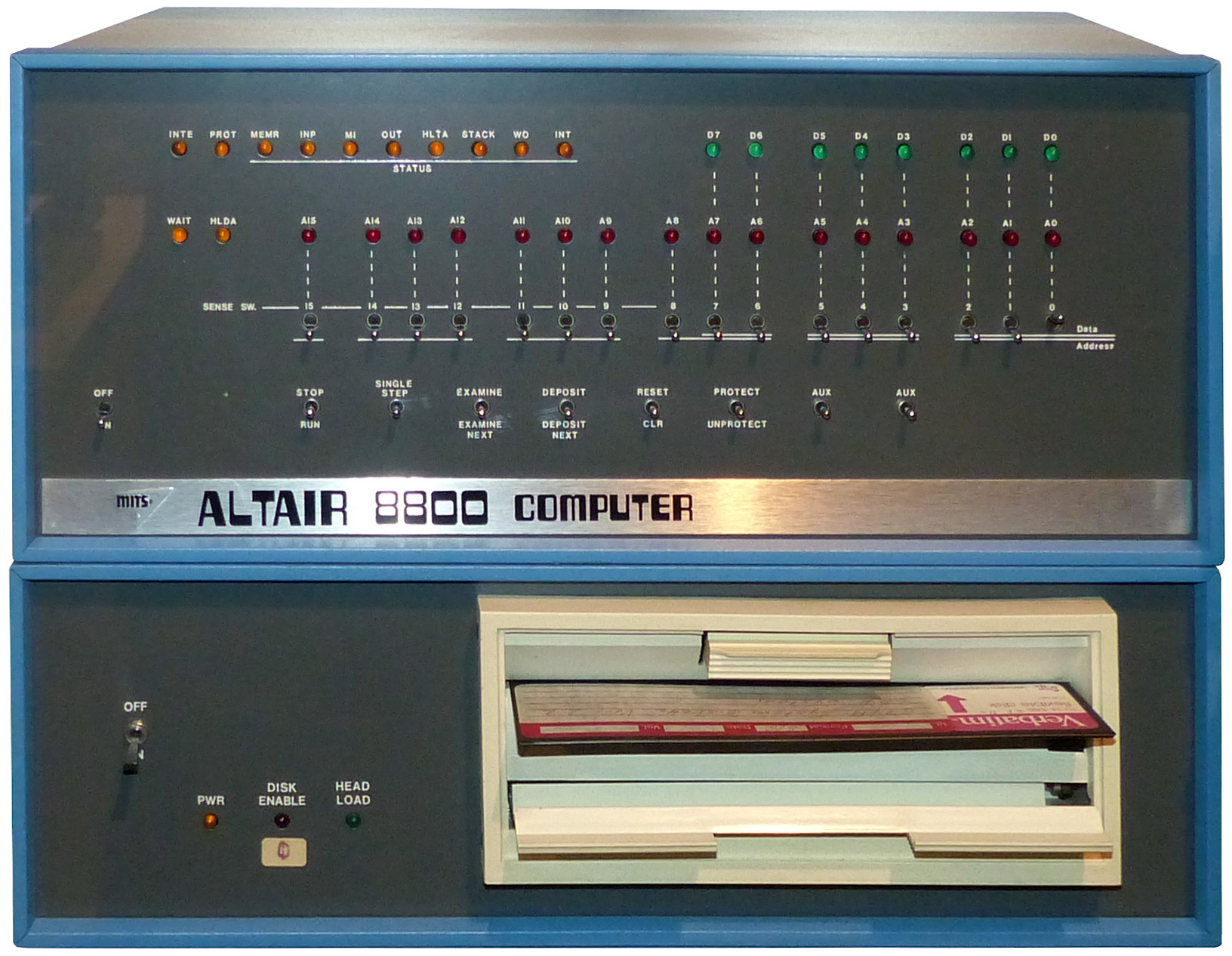 Altair 8800 mit Diskettenlaufwerk – Bild: Dr. Bernd Gross (CC BY-SA 4.0) (überarbeitet)