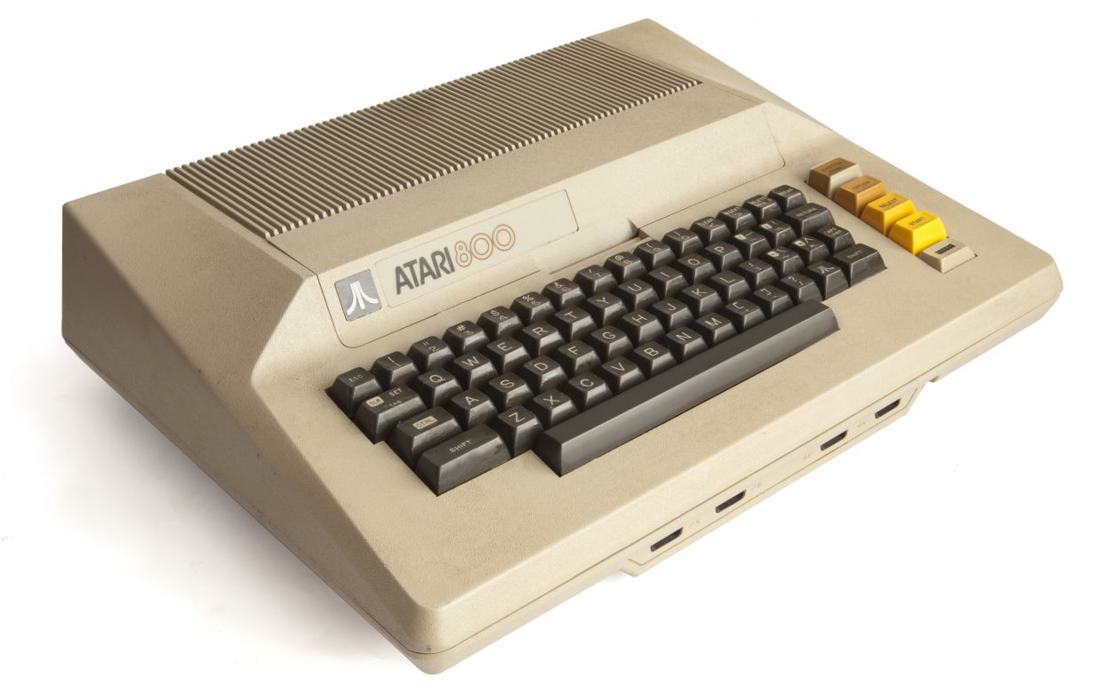 Atari 800 von 1979 – Bild: Evan-Amos (CC BY-SA 3.0)