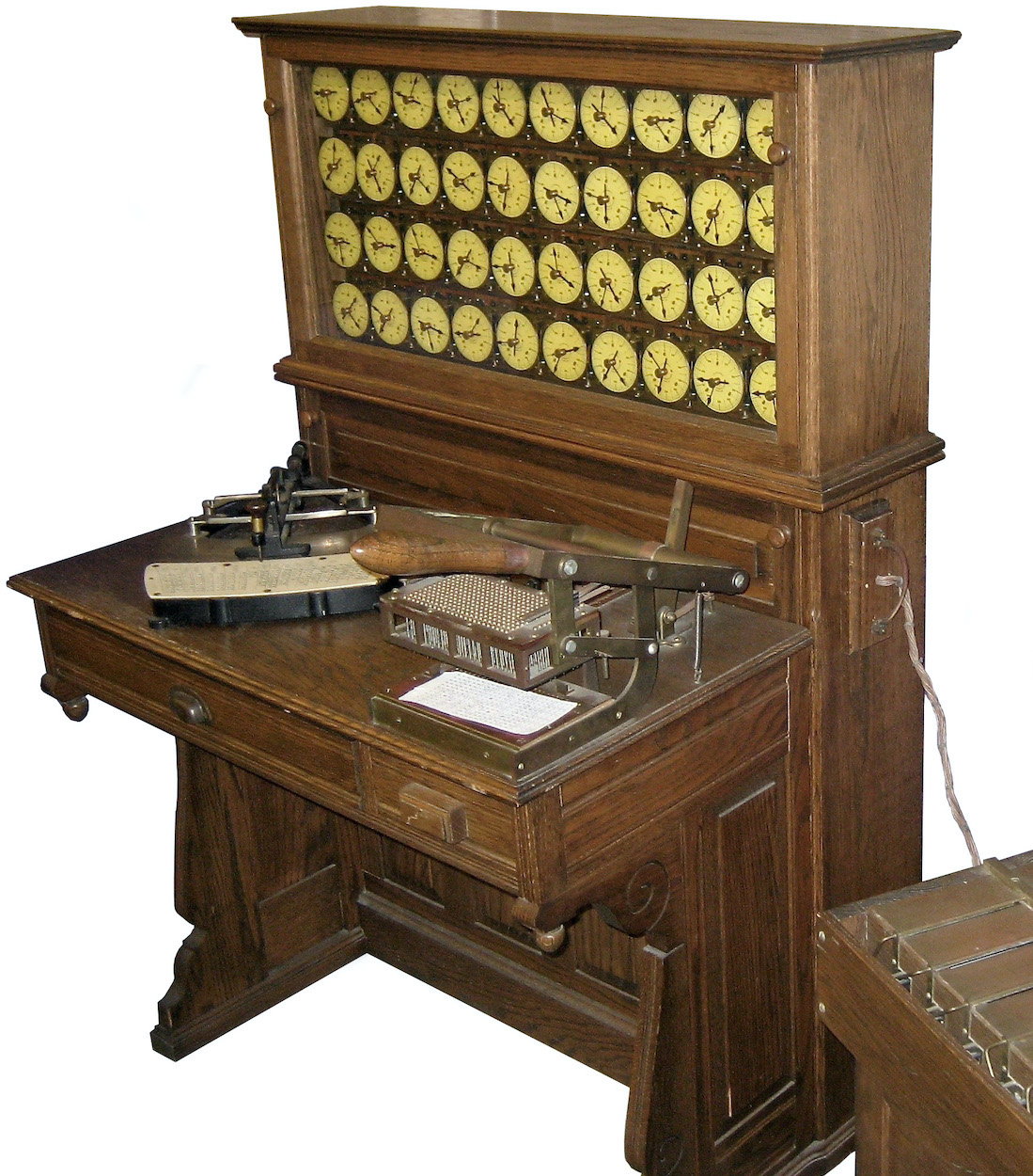 Nachbau von Lochkartengeräten von Hollerith, oben die Zähluhren, auf dem Tisch links ein Lochungsgerät, rechts die Vorrichtung zum Abtasten der Lochkarten – Bild: Adam Schuster (CC BY 2.0), Ausschnitt, freigestellt