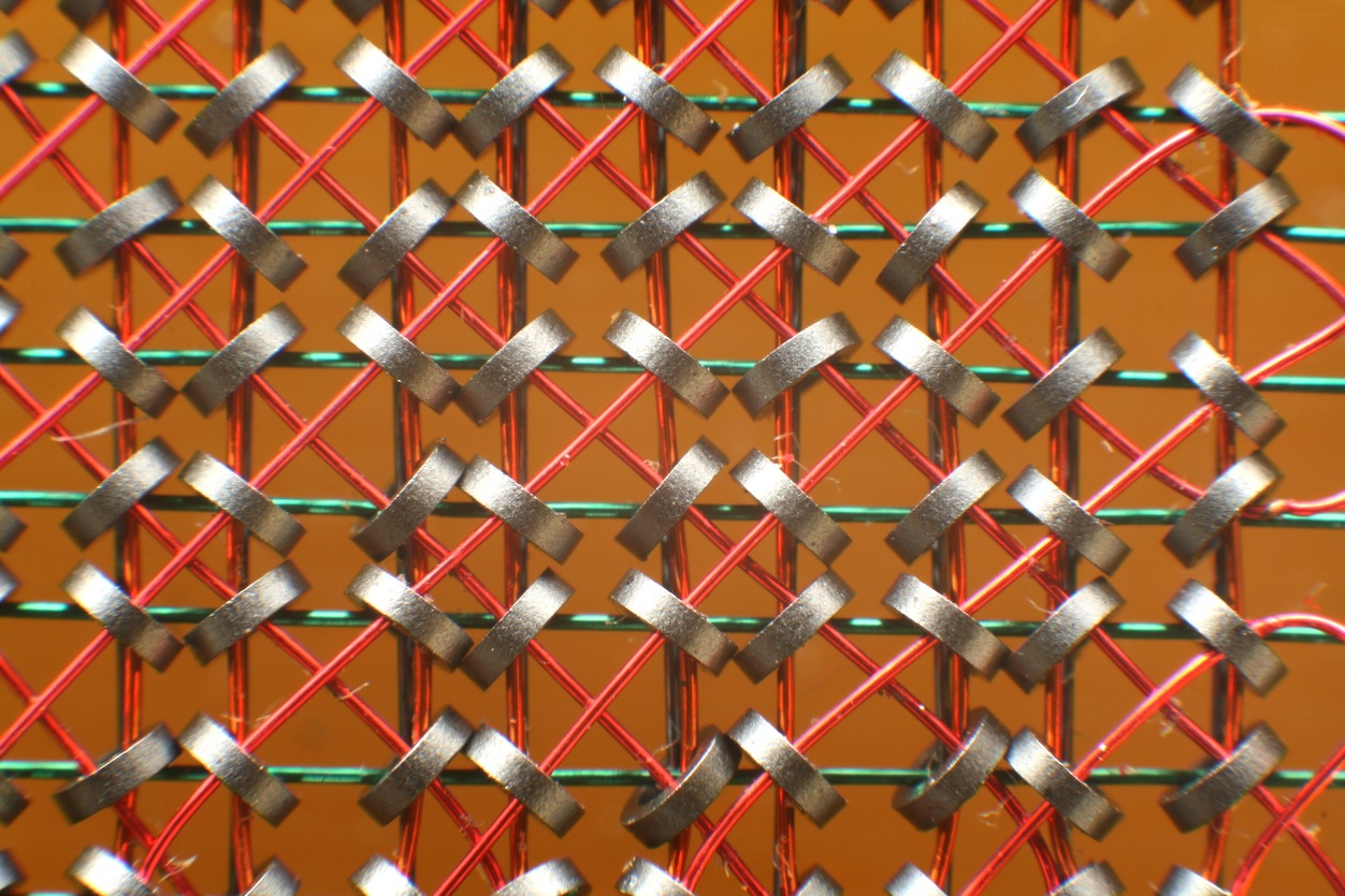Detailansicht eines Magnetkernspeicherelements – Bild: Original: Konstantin Lanzet, derivate work: Appaloosa (CC BY-SA 3.0)