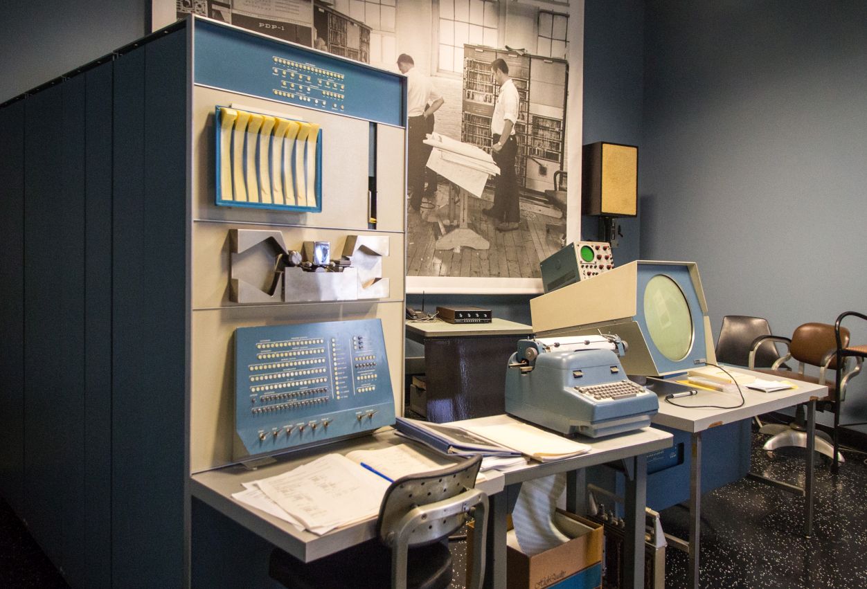 DEC PDP-1 im Computer History Museum – Bild: Alexey Komarov (CC BY-SA 4.0)