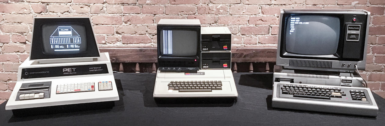Commodore PET, Apple II (mit Fremdbildschirm) und TRS-80 – Bild: Springsgrace (CC BY-SA 4.0), Ausschnitt, helligkeitskorrigiert