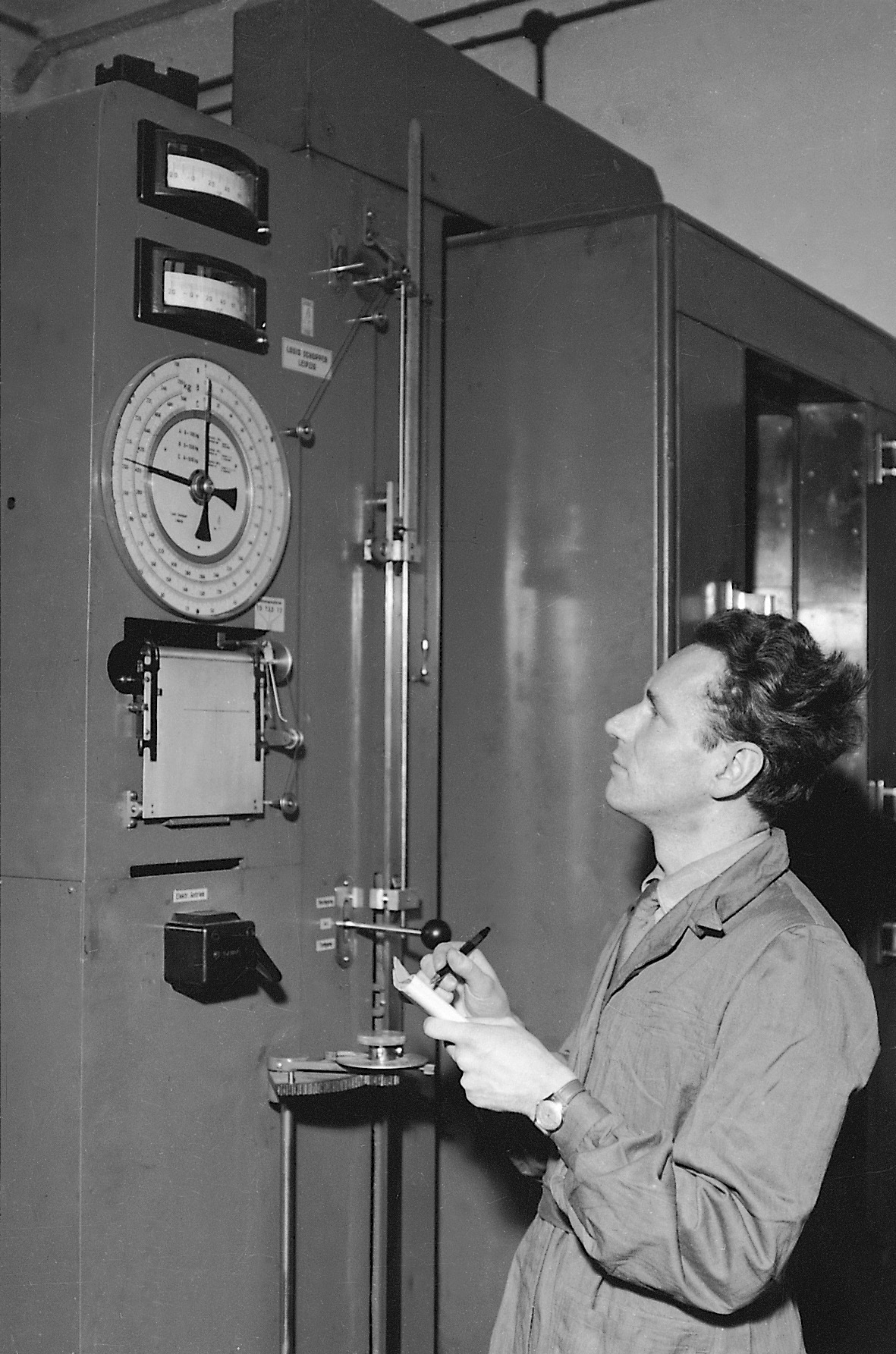 Stanisław (Staś) Donimirski, in the lab at WAT, 1970s