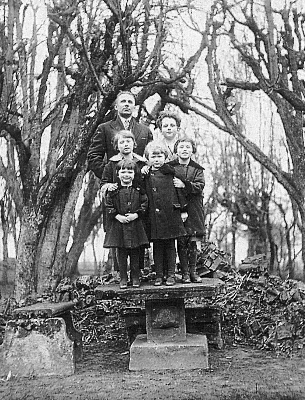 Wlodzimierz Sikorski with the author and her siblings (Czernin Park 1927)