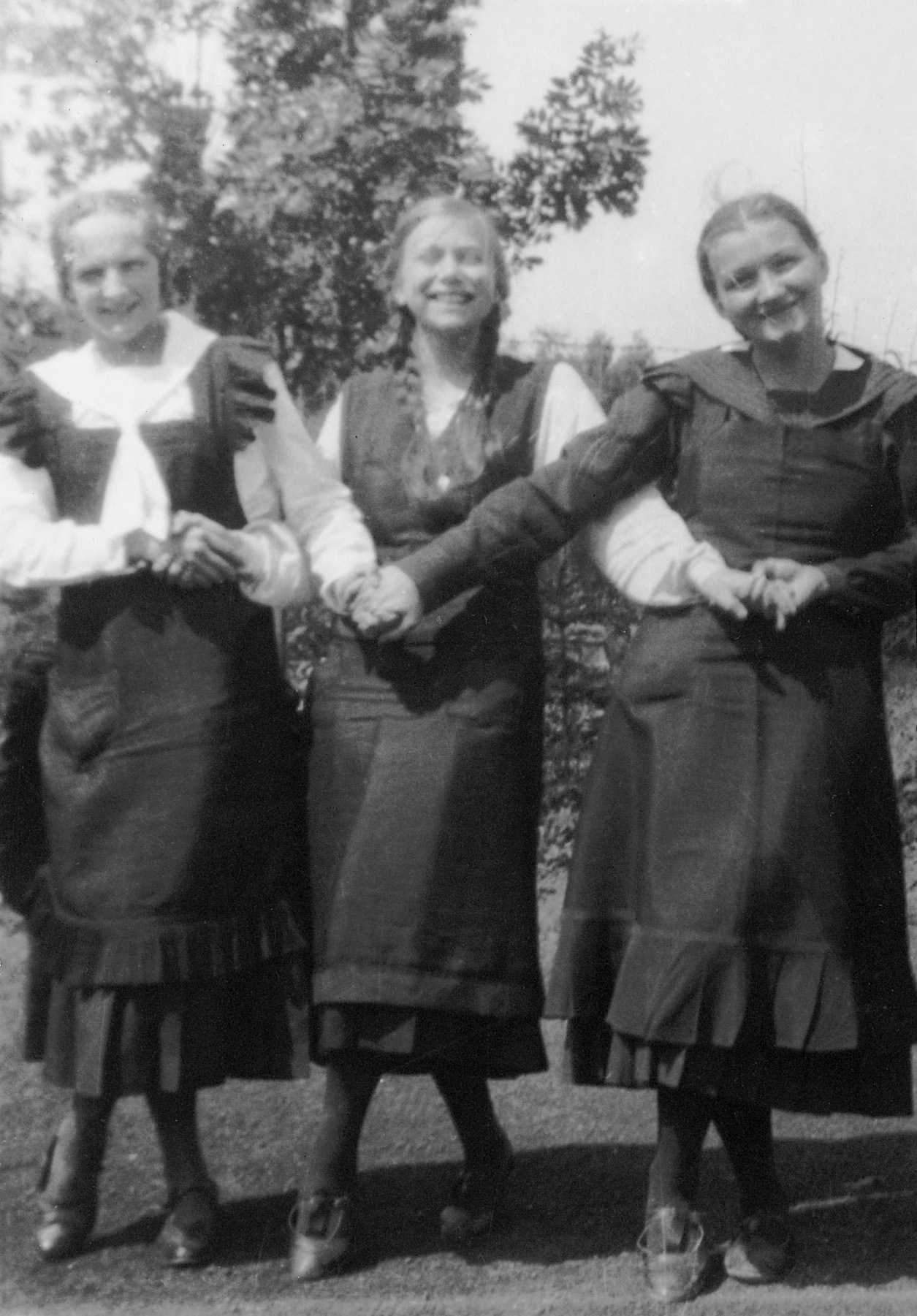 author with her friends Krystyna Stebnicka and Jadwiga Nowakowska, Rabka (1935)
