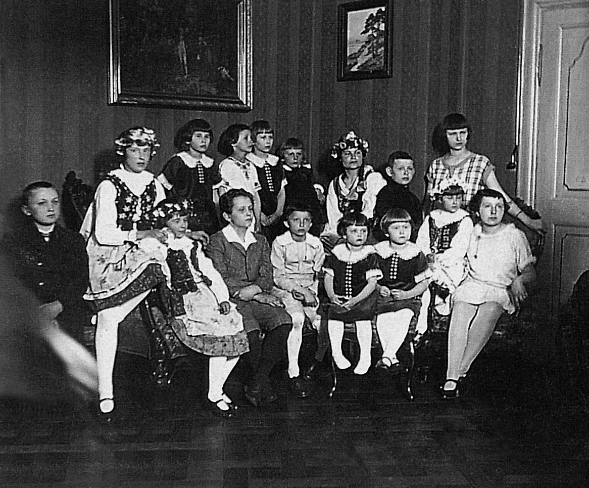 Kinderbal in Czernin 1926: Sierakowski children from Waplewo, Kowalski from Górka, and Donimirski from Małe Ramzy and Czernin