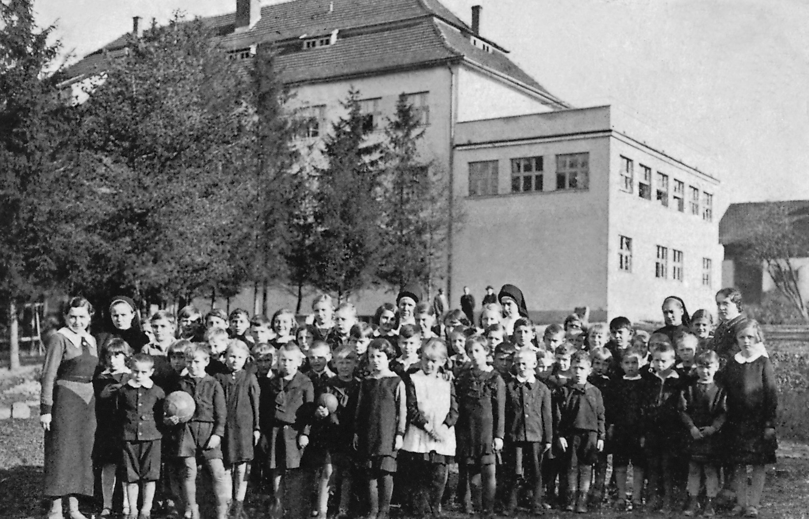 Students in front of the new high school building, Rabka (1935)