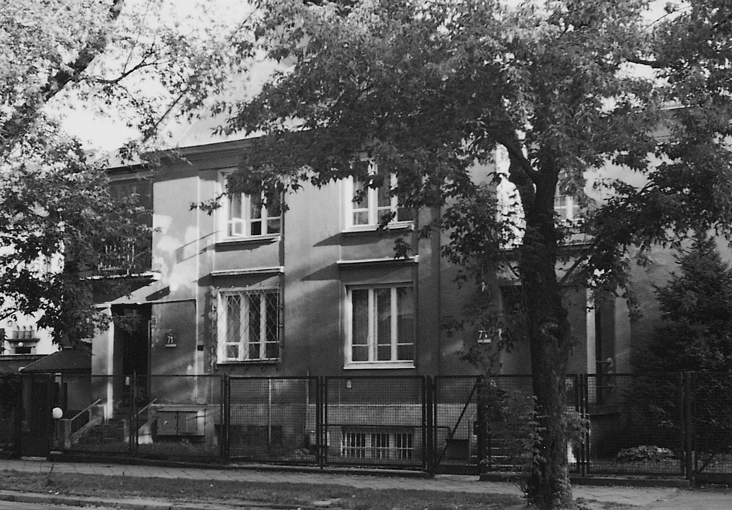 Różana 71/73, residence of Jan Sikorski where the author lived during her time at SGH