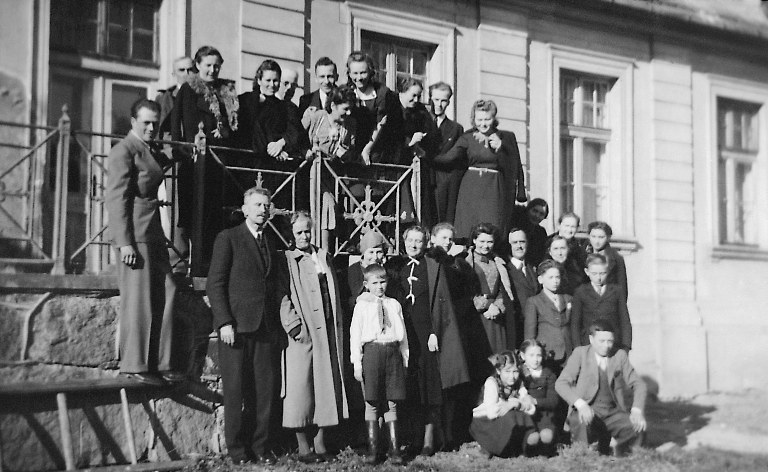 Kożuszki, Easter 1944, visit of Józef and Maria Chełkowscy of Śmiełowo (bottom left)