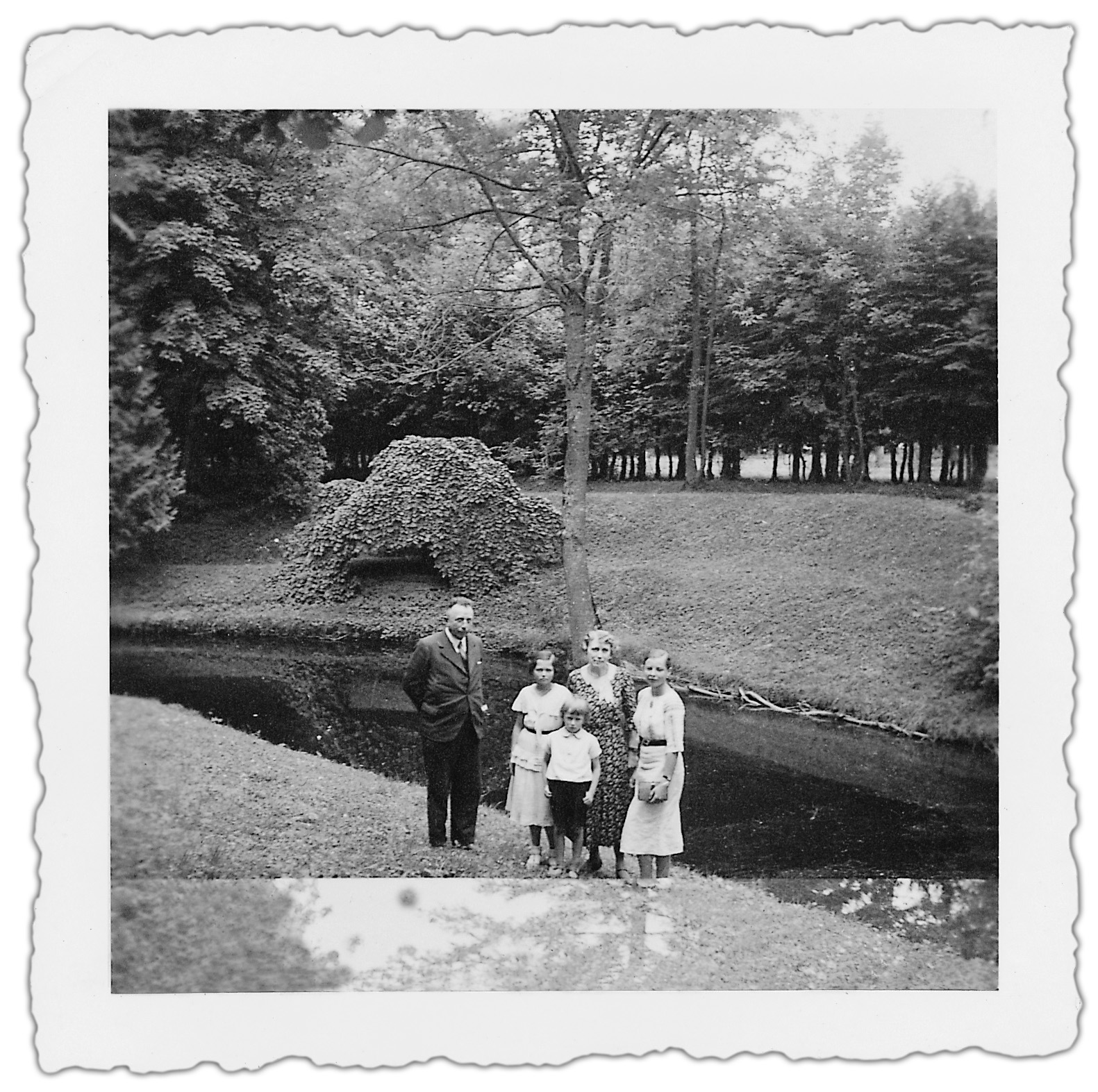 Park in Czernin, Photo taken by Melchior Wańkowicz, center: Wanda Donimirska with her children Ewa and Staś, right: Marta, Wańkowicz’s daughter, right: Kazimierz Donimirski